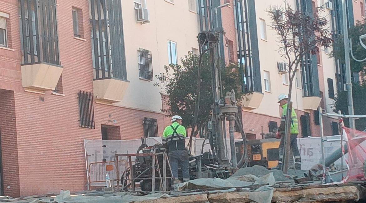 Sondeo de aguas en la calle Unicef. / F. Gaitán / Diario JAÉN.