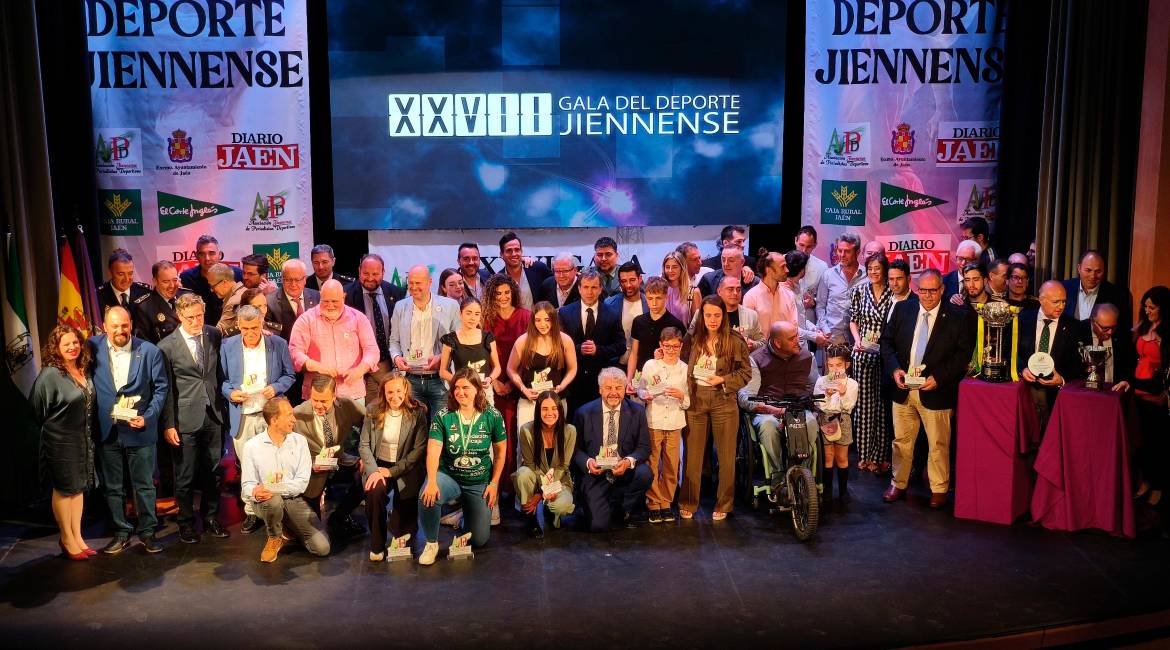 Foto de familia de todos los premiados en la Gala del Deporte Jiennense, organizada por la AJPD en el Darymelia. / Agustín Muñoz / Diario JAÉN