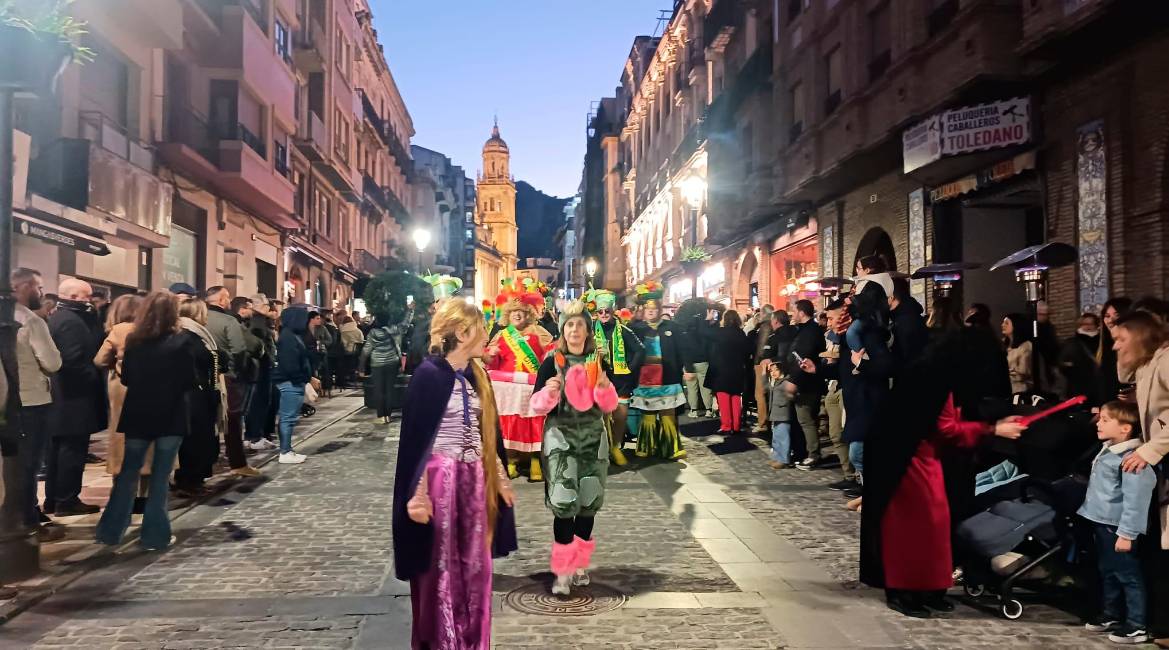 Personas disfrazadas en el pasacalles de Carnaval de Jaén, a su paso por la calle Bernabé Soriano. / Diario JAÉN.