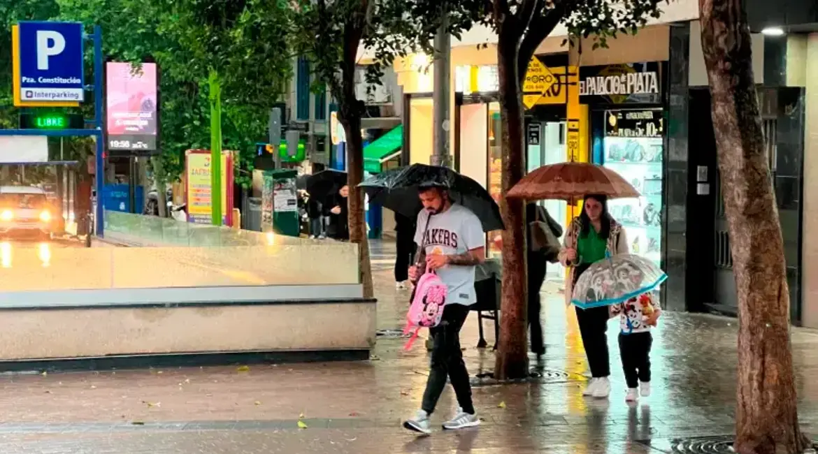 Una familia pasea por Roldán y Marín durante un día lluvioso. / Diario JAÉN.