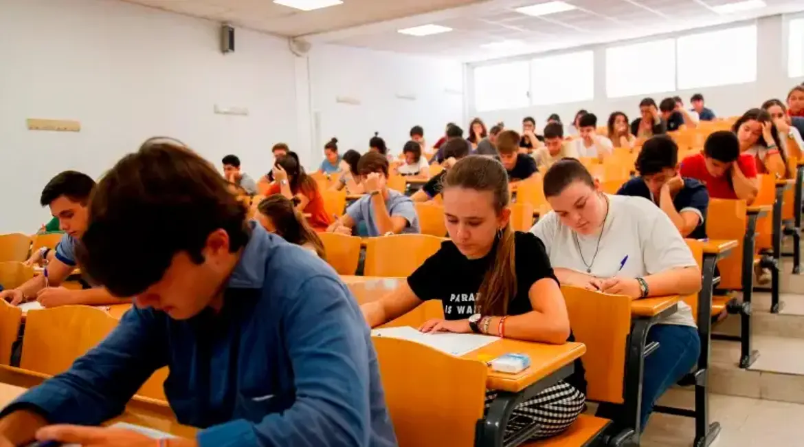 Imagen de archivo de un examen de Selectividad celebrado en Andalucía. / María José López / Europa Press.