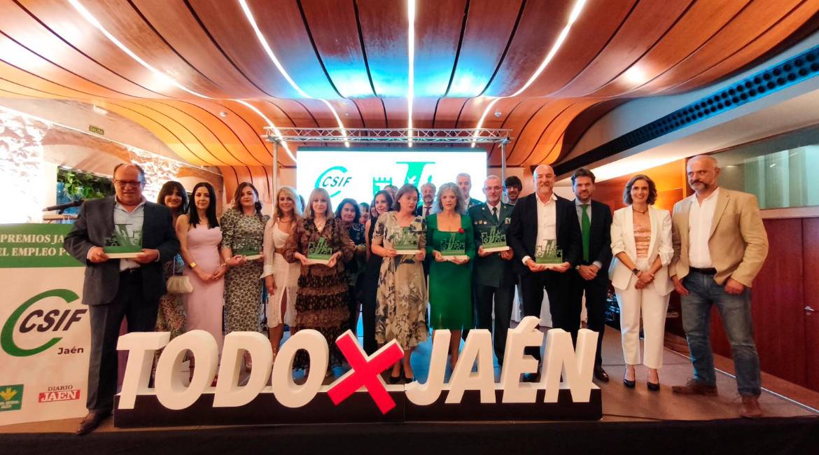 Foto de familia de todos los premiados y organizadores de la gala de los II Premios “Jaén por el Empleo Público”. / F. Gaitán / Diario JAÉN.