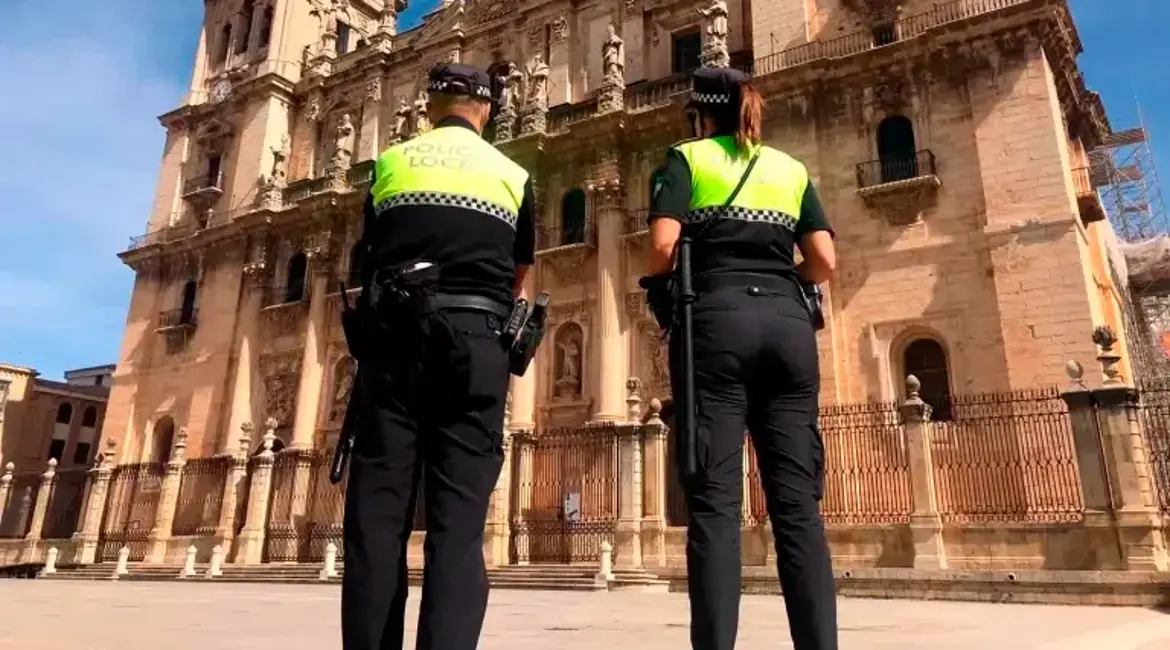 Dos policías locales frente a la Catedral de Jaén. / Ayuntamiento de Jaén.
