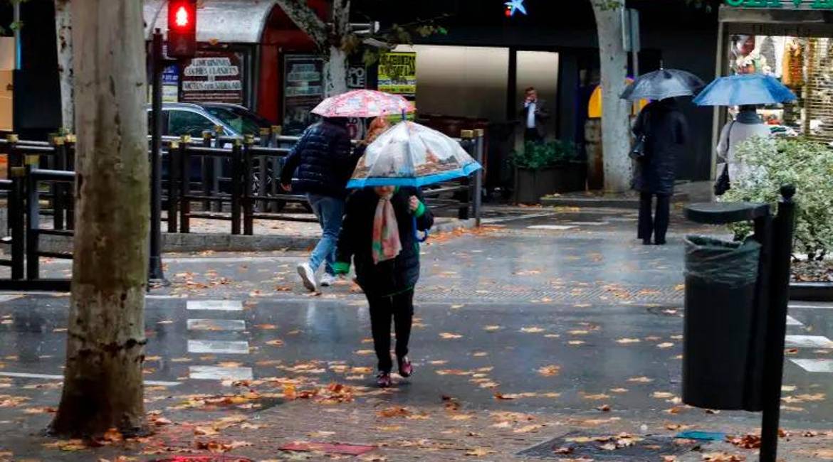 Varias personas con paraguas en el Paseo de la Estación, en Jaén. Archivo. / Jason Moyano / Diario JAÉN.