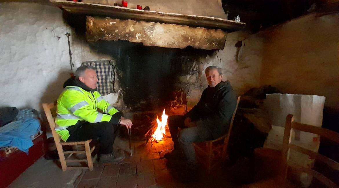 El alcalde de Aegura de la Sierra, José Manuel Martínez, junto al ganadero Javi.