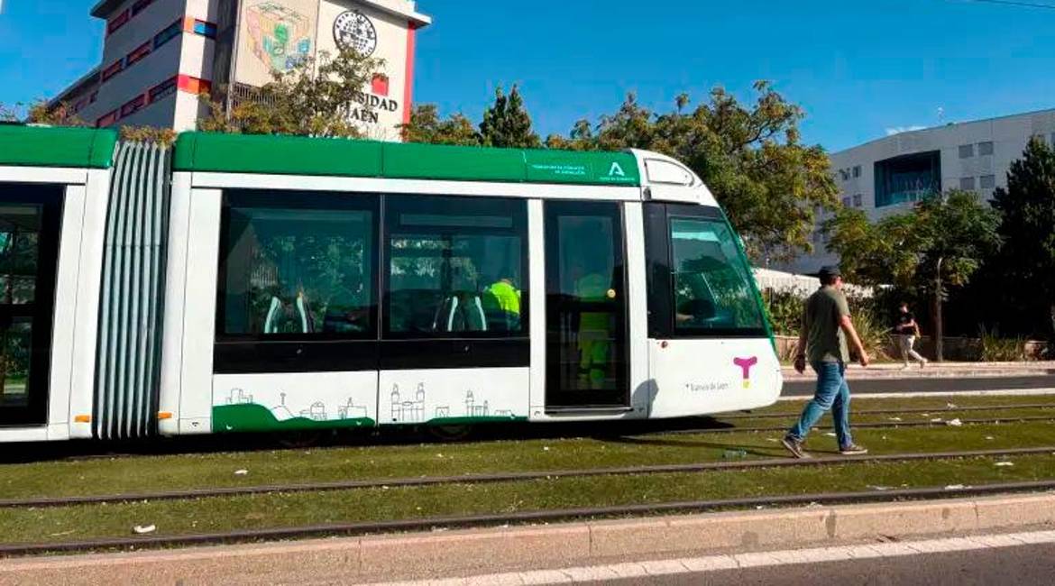 El tranvía de Jaén, a su paso por la Universidad, con motivo del último simulacro del recorrido completo. Archivo. / Elisabeth Ruiz / Diario JAÉN.