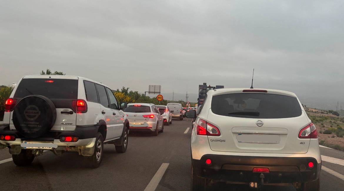 Congestión de tráfico en la A-316, este martes.