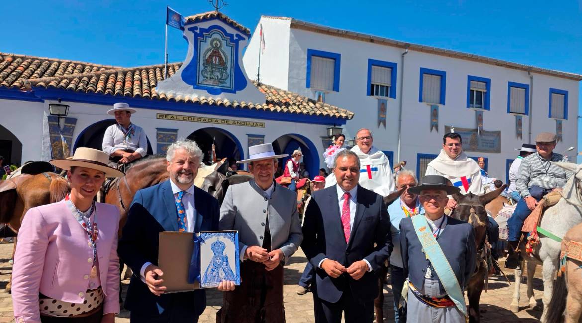 El director de Diario JAÉN, Juan Espejo, posa con el Azulejo de La Morenita entregado por la Cofradía Matriz, en presencia del presidente Manuel José Gómez; el alcalde Francisco Carmona; la concejal de Festejos, María José Fuentes y el presidente de DIARIO JAÉN S.A., Eleuterio Muñoz.