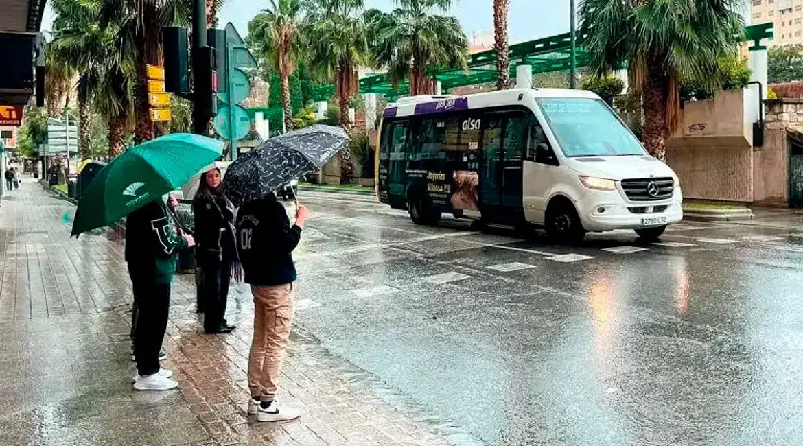 Un grupo de personas bajo la lluvia en Jaén. / Álvaro Guzguti / Diario JAÉN.