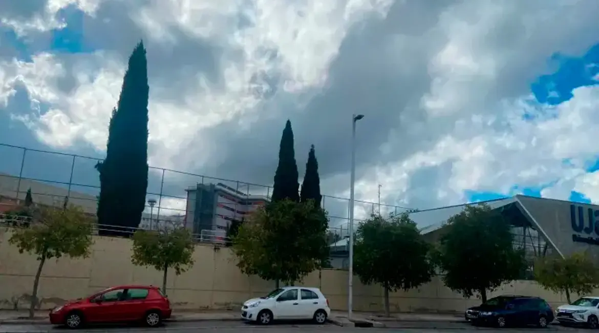 Cielo nublado sobre la Universidad de Jaén. 