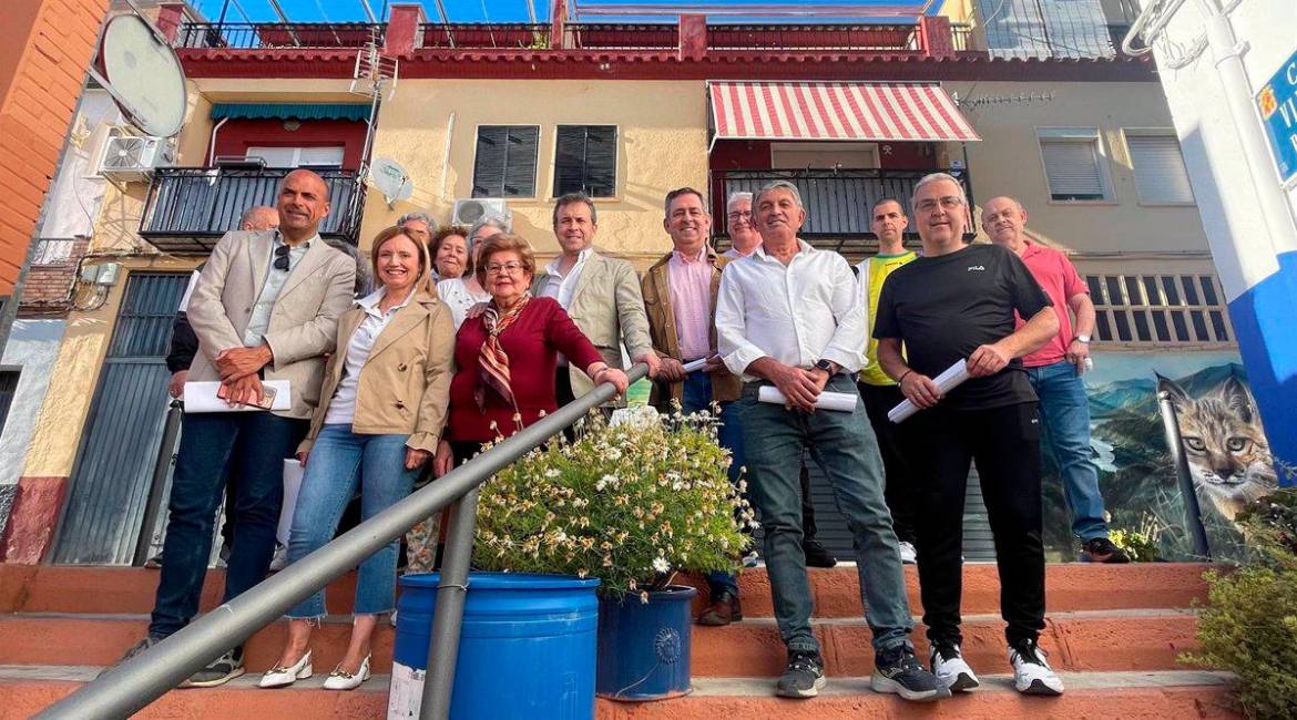 Foto de familia del equipo de gobierno jiennense junto a los representantes vecinales del barrio de El Almendral. 