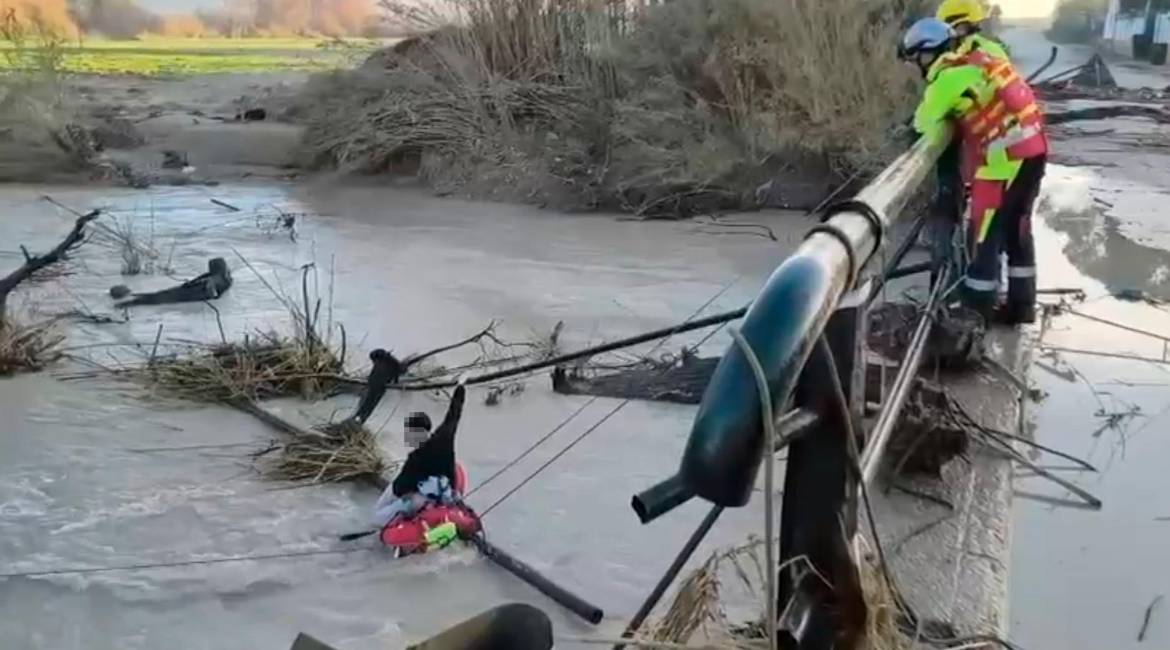 Rescate del joven en el río realizado por los Bomberos de Jaén / Ayuntamiento de Jaén.