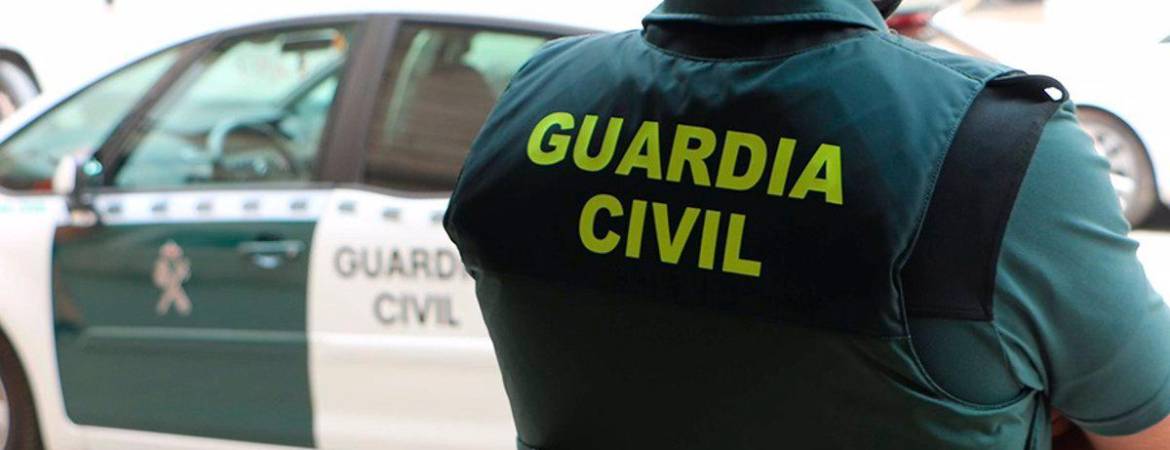 Un agente de la Guardia Civil, de espaldas, junto a un vehículo oficial. / Guardia Civil / Archivo Europa Press.