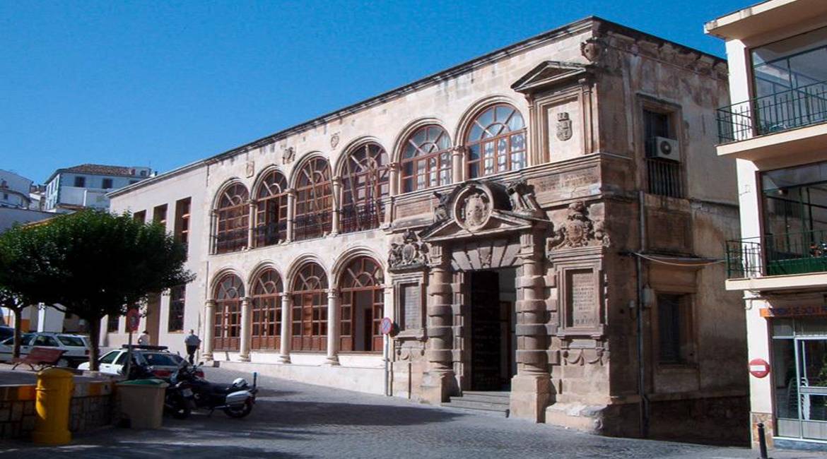 Imágenes de una persona encapuchada captadas por una cámara de videovigilancia.