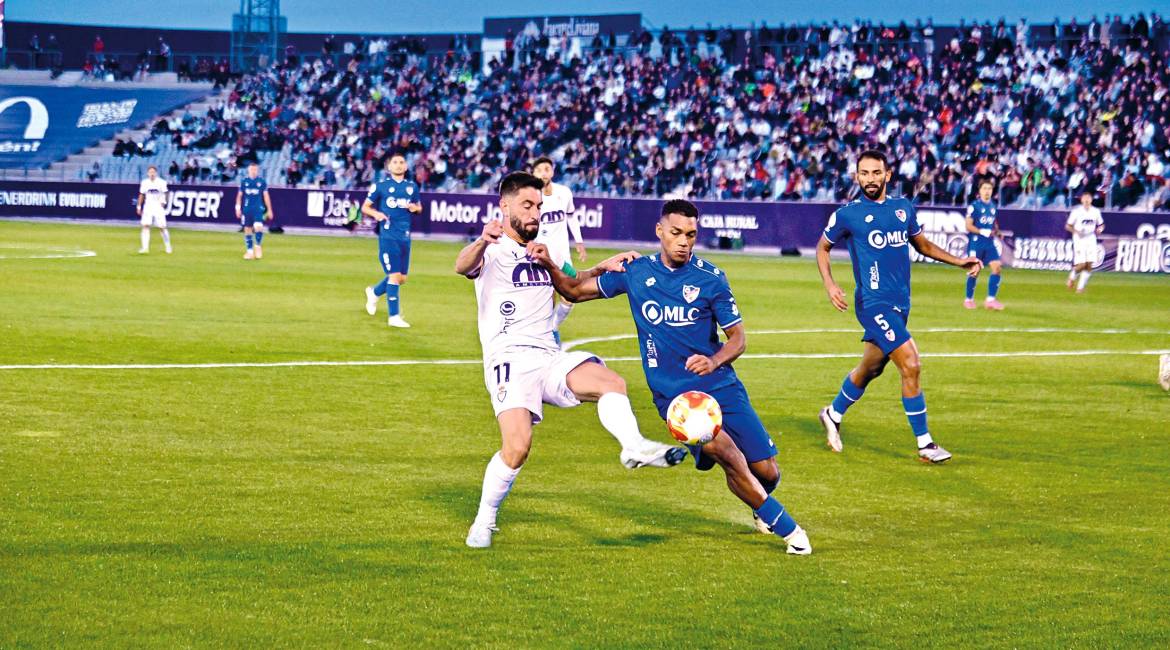 Mario Martos y Manny pelean por un balón ante la mirada de Joao Paulo en una jugada del partido de la primera vuelta en La Victoria. / Juande Ortiz.