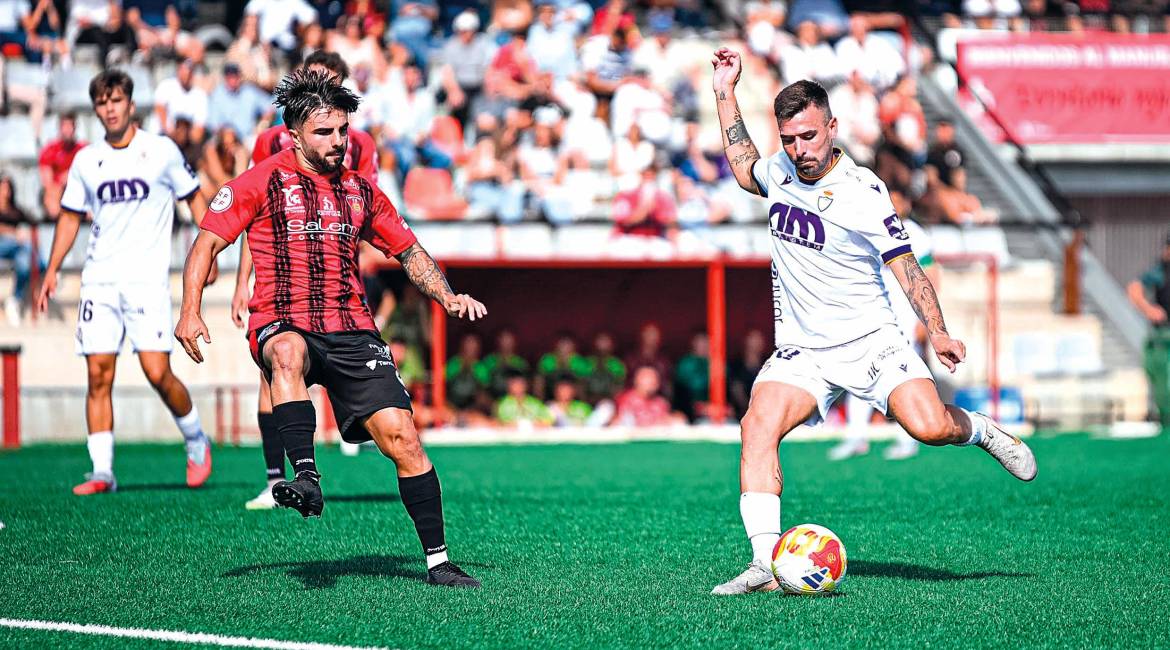 Adri Paz arma la pierna para disparar en el partido de la primera vuelta en casa del Salerm Puente Genil. / Miranda López / Real Jaén.
