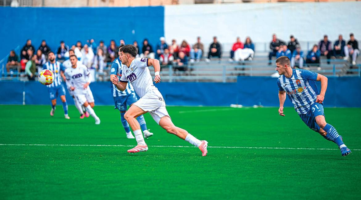 David Serrano persigue el balón en una jugada del partido de la primera vuelta entre el Águilas y el Real Jaén en El Rubial. / Miranda López / Real Jaén.