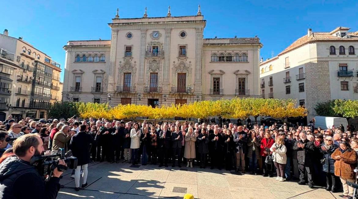 Aplausos tras los tres minutos de silencio