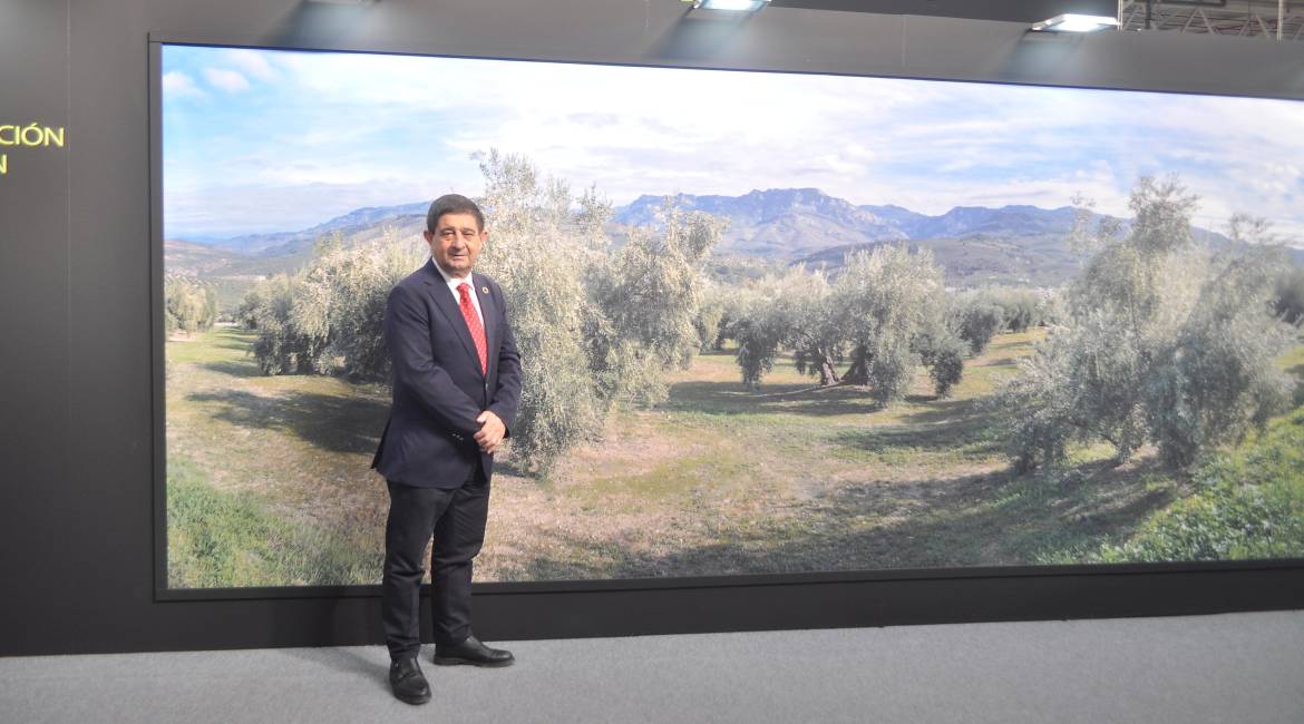 Francisco Reyes, en el estand de la Diputación Provincial, en Expoliva. / F. Gaitán / Diario JAÉN. 