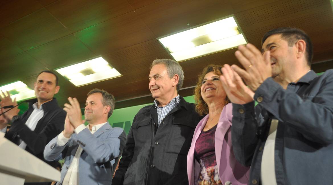 Juan Latorre, Julio Millán, José Luis Rodríguez Zapatero, María Jesús Montero y Paco Reyes, antes de comenzar el mitin en Ifeja. / F. Gaitán / Diario JAÉN