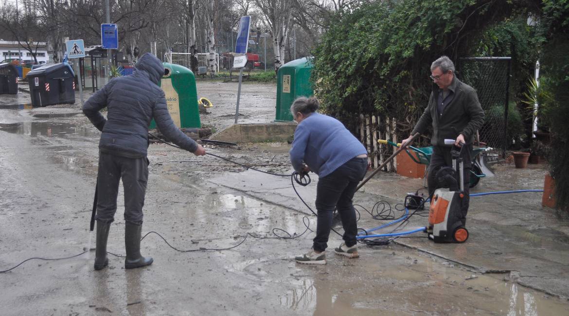 Vecinos de Puente de la Sierra limpian calles y casas, a 29 de enero. / F. Gaitán / Diario JAÉN.