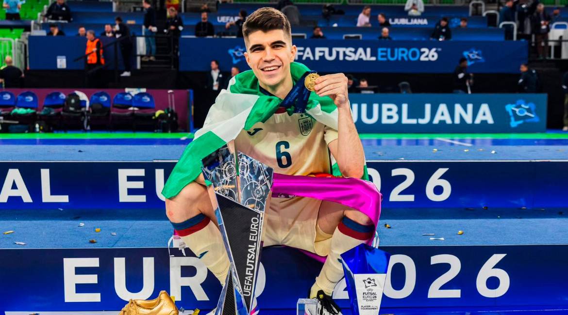 Antonio Pérez posa con la Eurocopa de fútbol sala y sus galardones individuales. / RFEF.