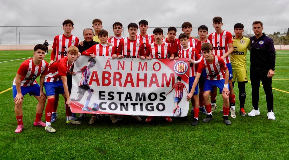 Compañeros del equipo dando ánimos al joven.