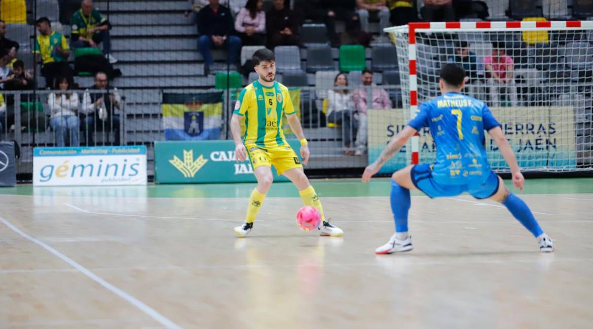 Dani Zurdo ante Mateus en una jugada del partido. / Jaén Paraíso Interior. 