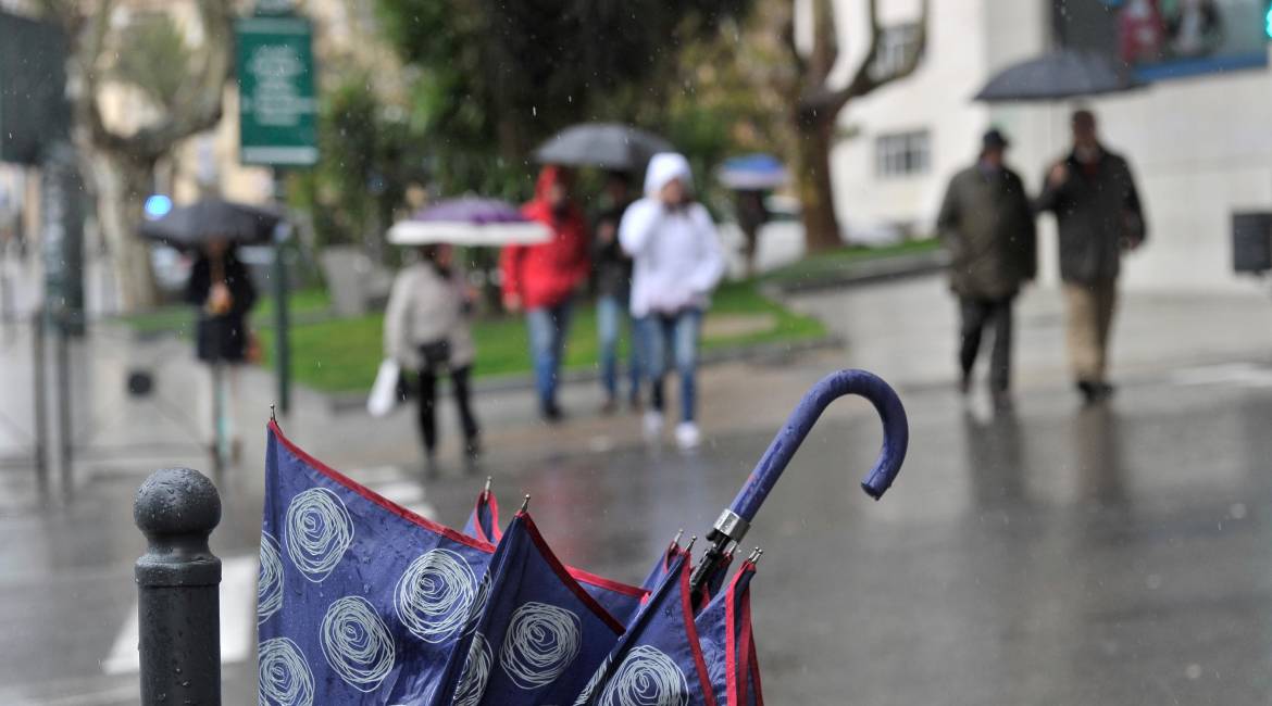 Un paraguas roto dentro de una papelera en una calle de la capital, en imagen de archivo. / Agustín Muñoz / Diario JAÉN. 