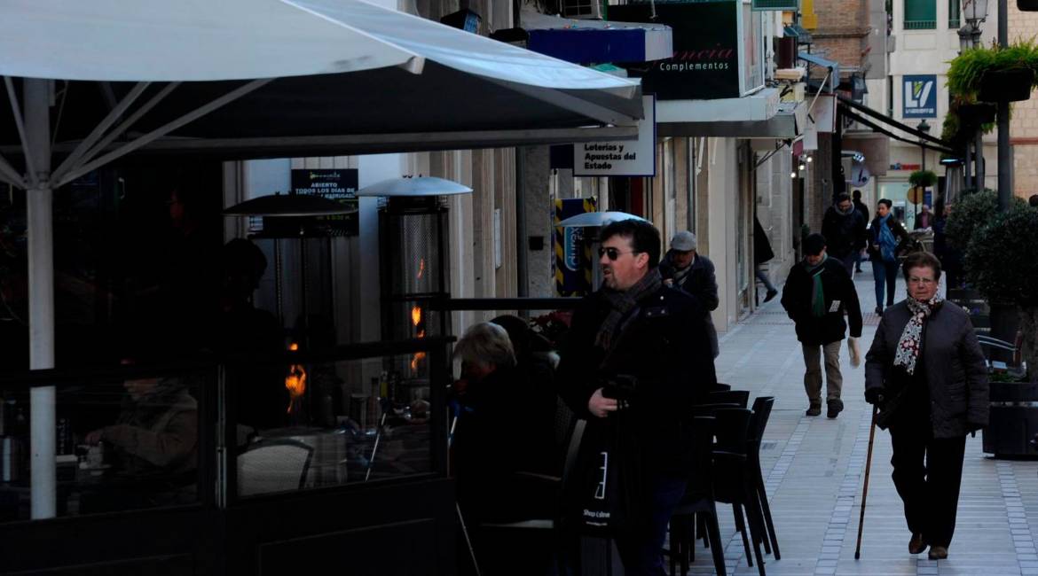 Un hombre pasea por el centro de Jaén abrigado. Archivo. / Diario JAÉN.