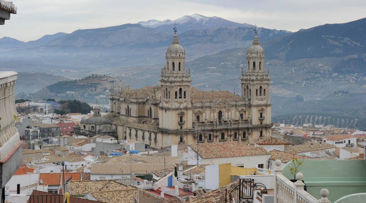 Imagen de archivo de la Catedral de Jaén, con vistas de la sierra de fondo. / Agustín Muñoz / Diario JAÉN.