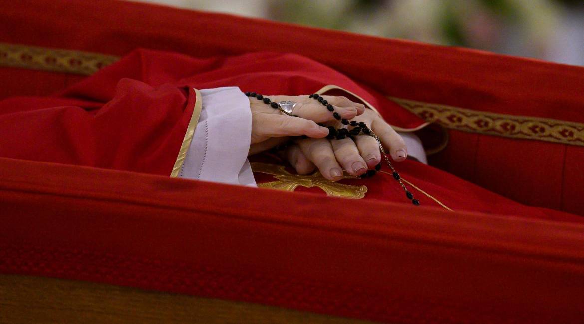 Manos del Papa sujetando un rosario durante el rito de confirmación de su muerte. / Vatican Media Press Office. 