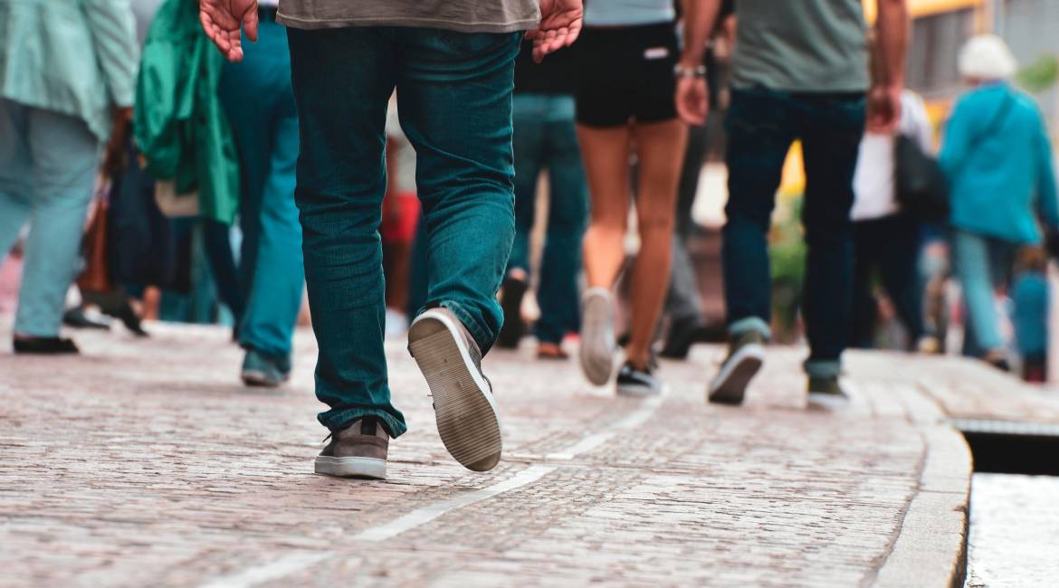 Imagen de archivo de personas andando por la calle. 