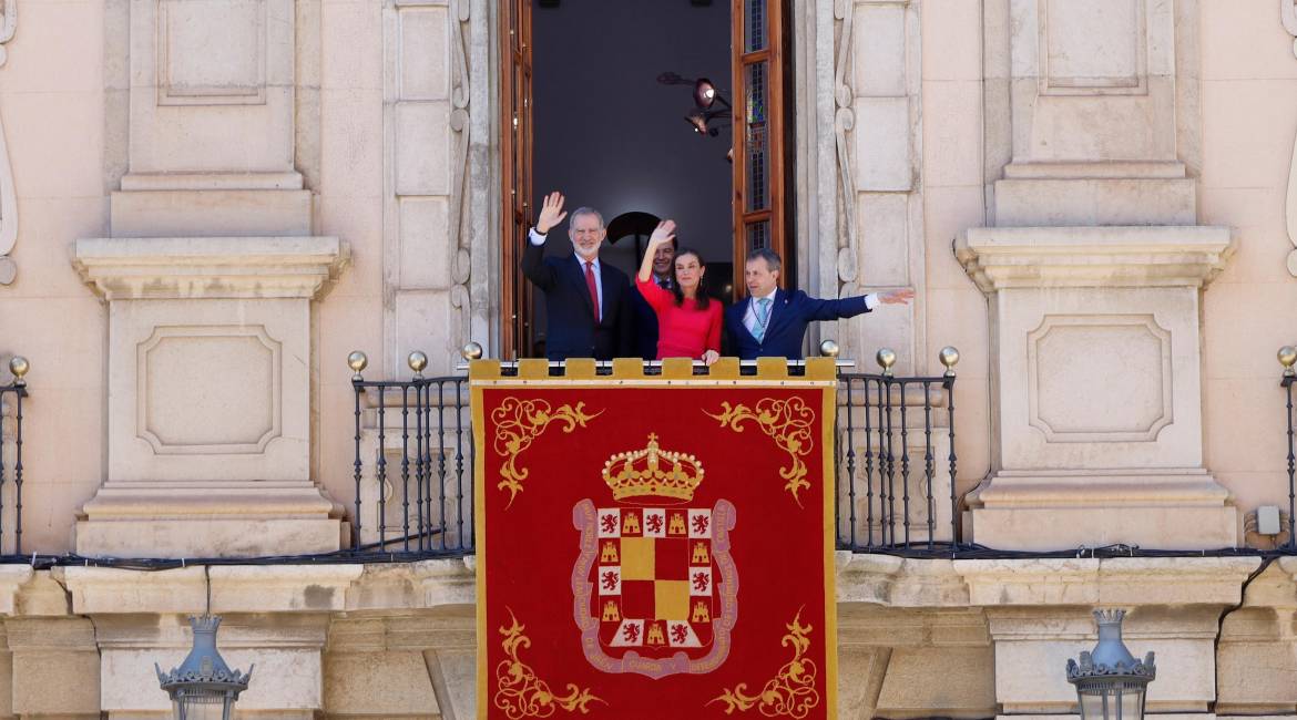 Los Reyes saludan a los jiennenses desde el balcón del Ayuntamiento. / Fotografías: Jason Moyano, Fran Miranda y Pablo Espinosa / Diario JAÉN.