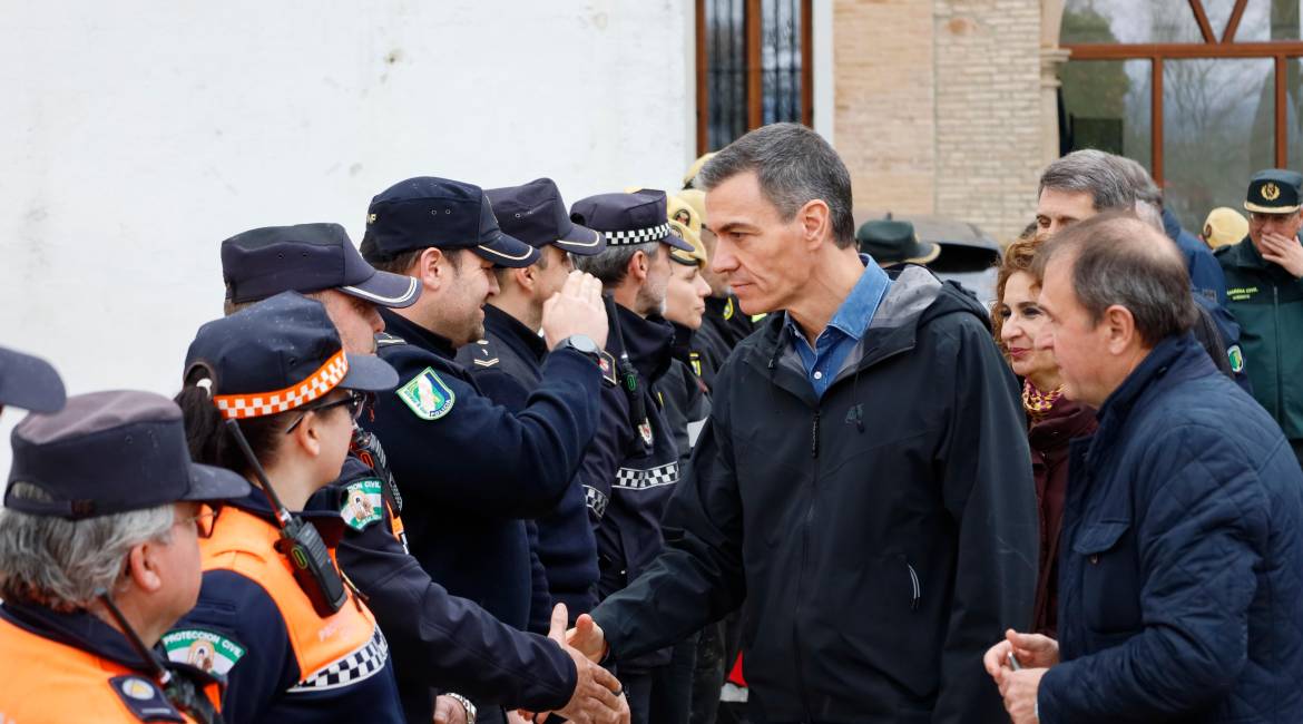 Pedro Sánchez estrecha la mano a los miembros de Protección Civil en Villanueva de la Reina. / Jason Moyano / Diario JAÉN.