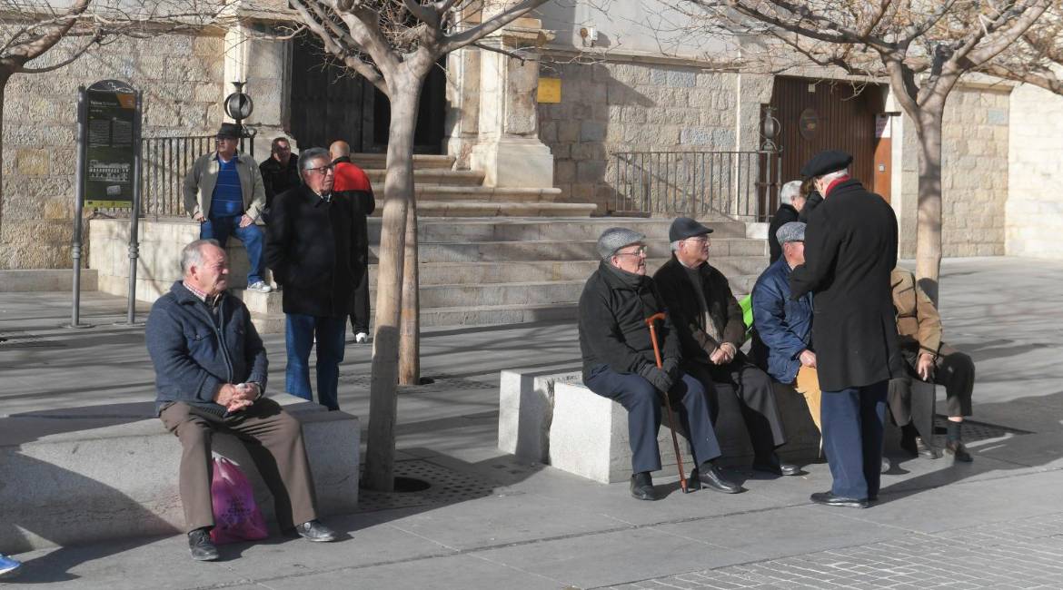 Los jiennenses disfrutan de los leves rayos de sol en un día invernal. Archivo. / Agustín Muñoz / Diario JAÉN.