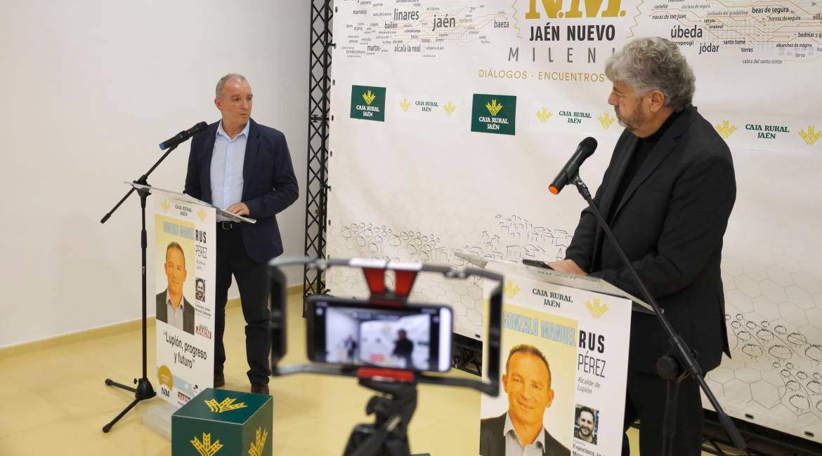 Gonzalo Manuel Rus, alcalde de Lupión, y Juan Espejo, director de Diario JAÉN. / Jason Moyano / Diario JAÉN.