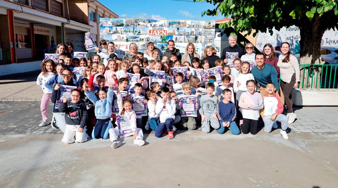 Luis Parras, Ana Gómez, Miguel Ángel Valdivia, María Estela Palacios, Lourdes Gutiérrez, Francisco José Solano, Lola Galán, Ana María Herrador y Juan Espejo en la presentación del sexto concurso Carta a los Reyes Magos. / Jason Moyano / Diario JAÉN.