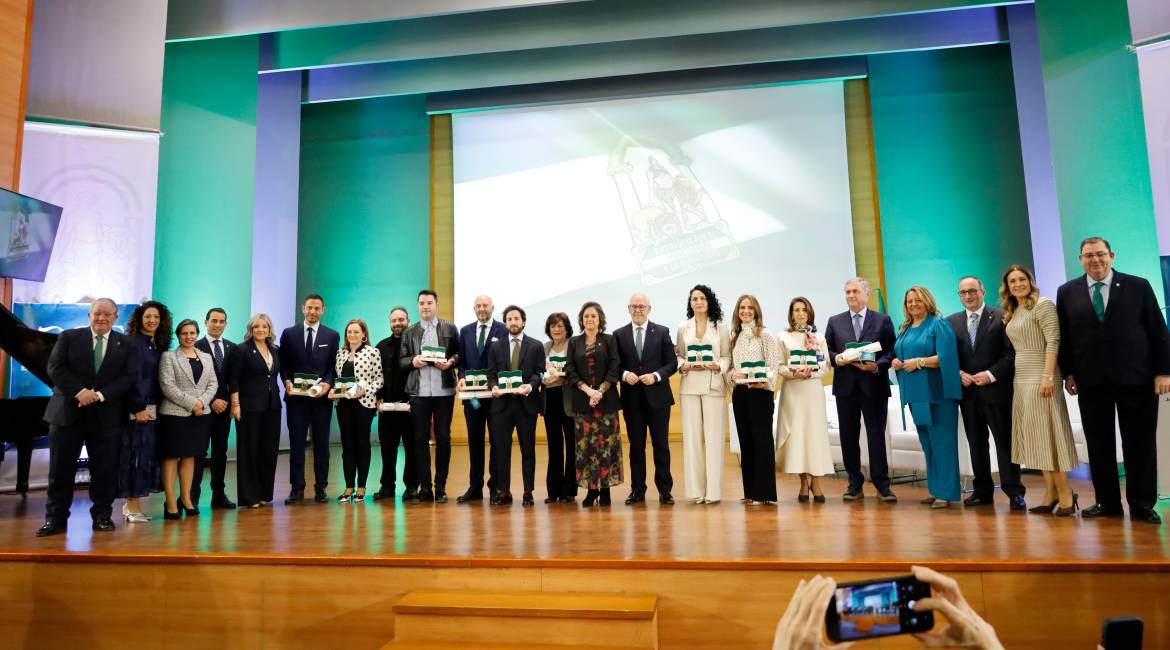 Foto de familia de personalidades y entidades galardonadas, junto a las autoridades presentes. / Jason Moyano / Diario JAÉN.