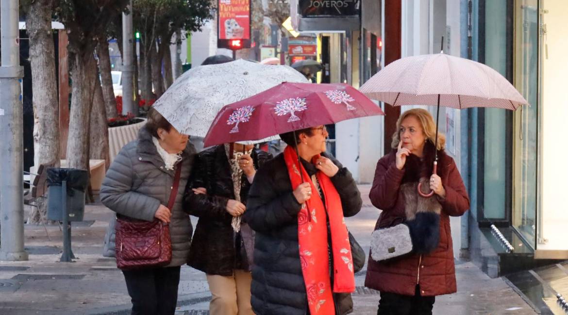 Imagen de archivo de personas con paraguas en la calle Roldán y Marín. / Jason Moyano / Diario JAÉN.