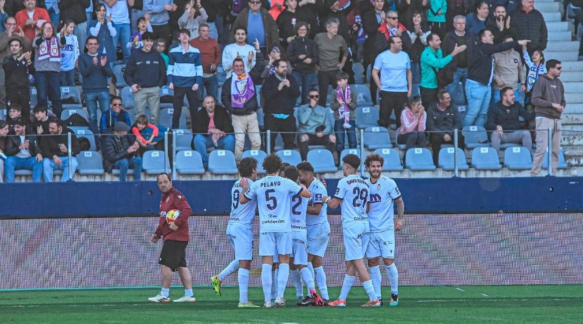 Los jugadores del Real Jaén celebran uno de los tres goles marcados al Águilas. / Miranda López / Real Jaén.