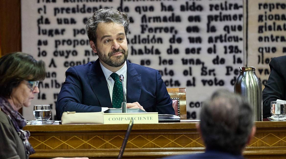 El secretario de Política Municipal y adjunto a la Secretaría de Organización del PSOE, Juanfran Serrano, en la comisión de investigación del Senado sobre el “caso Koldo”. / Jesús Hellín / Europa Press.