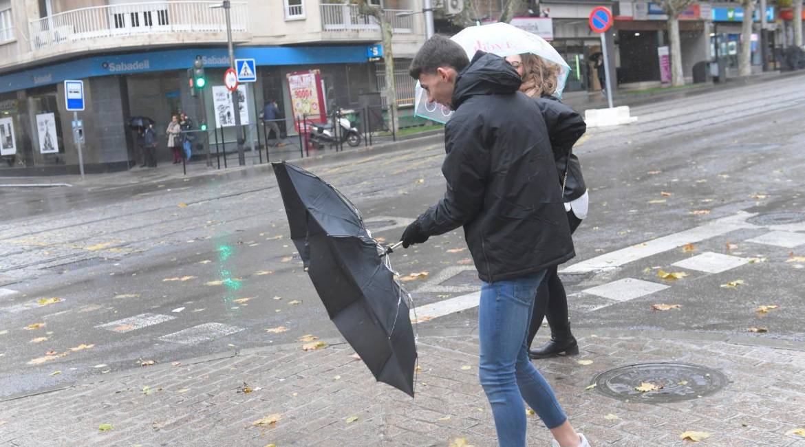 El viento dificulta el paso de los viandantes. Archivo. / Diario JAÉN.