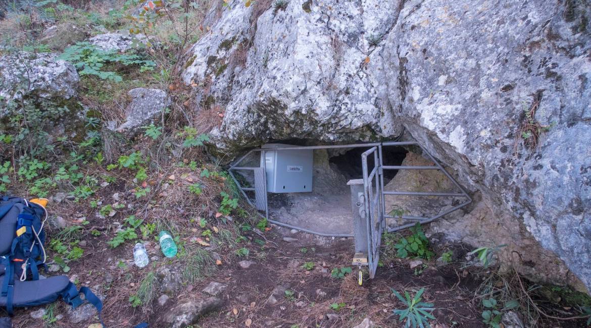 Sistema de monitorización ambiental a la entrada de la cueva del Morrón. / Antonio López.