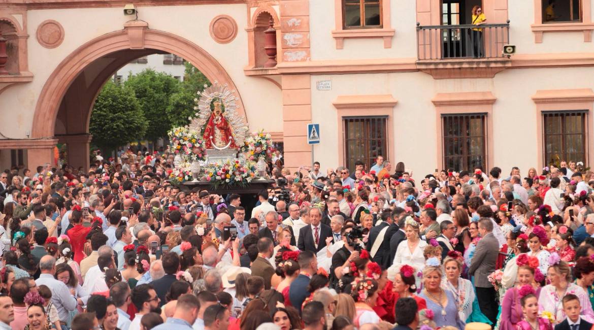 Ofrenda floral realizada a la Virgen de la Cabeza durante el viernes. / A. Muñoz.