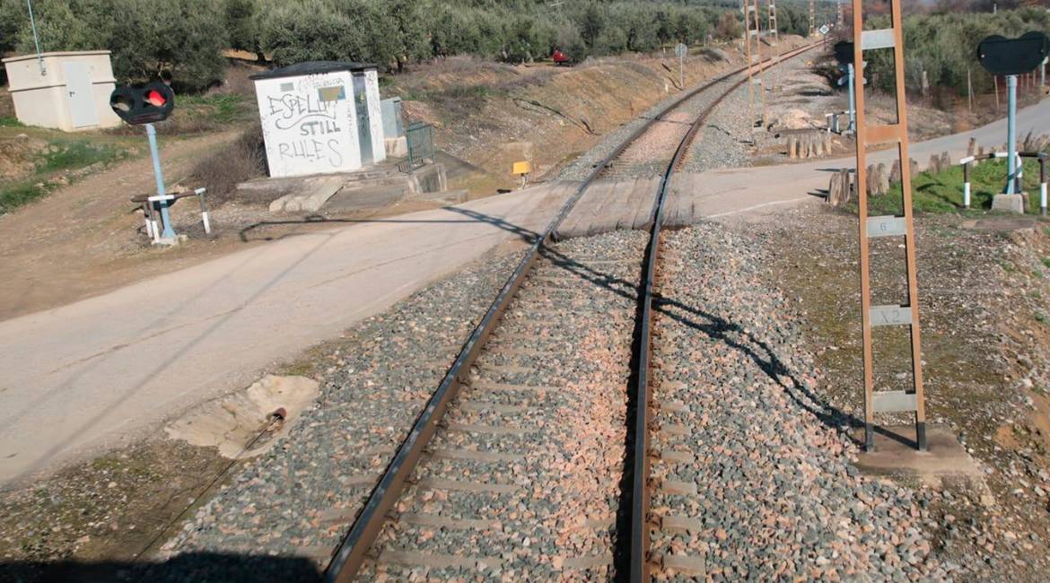 Vista general del estado actual en el que se encuentra el paso a nivel de El Piquillo, de la línea 402 Jaén-Espeluy en el término de Mengíbar.