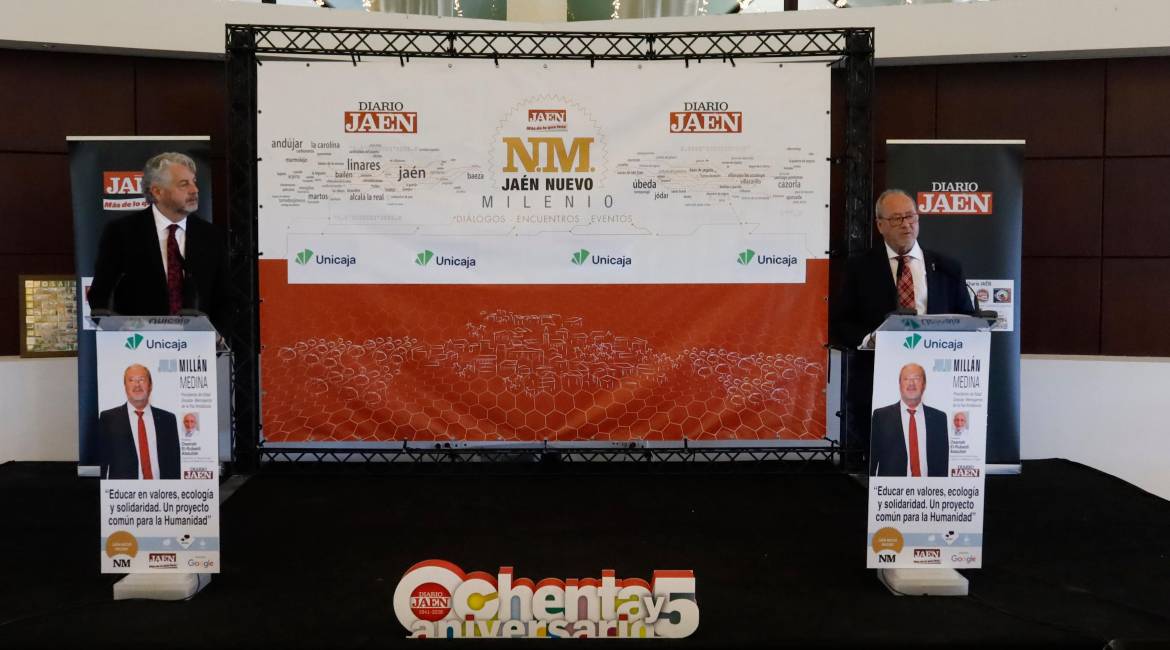 El director de Diario JAÉN, Juan Espejo, y el presidente de Edad Dorada-Mensajeros de la Paz, Julio Millán, durante la ronda de preguntas de una nueva edición de Diálogos “Jaén Nuevo Milenio”. / Jason Moyano / Diario JAÉN.