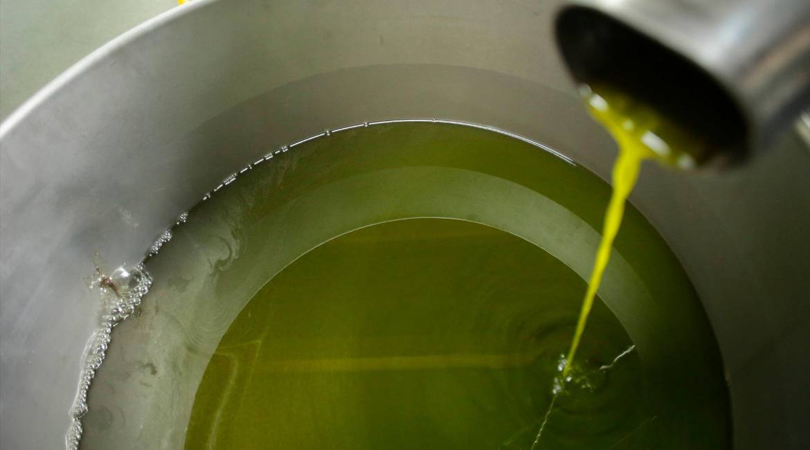 Aceite de primer prensado en frío tras el primer filtrado, en una imagen de archivo. / Carlos Castro / Europa Press.