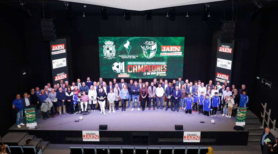 Foto de familia de todos los premiados, junto a patrocionadores y autoridades sobre el escenario del Auditorio Guadalquivir de Ifeja. / Jason Moyano / Diario JAÉN