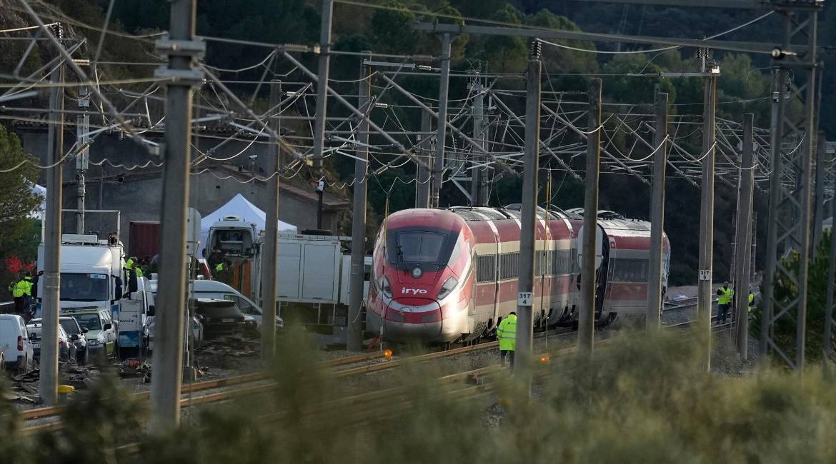Zona del accidente ferroviario con los convoyes de trenes siniestrados donde han comenzado los trabajos de recuperación de los mismos. / Joaquín Corchero / Europa Press.